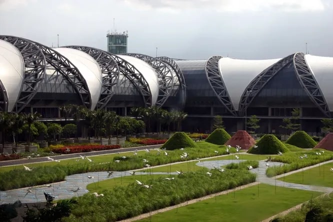 Суанапхум, новый международный аэропорт Бангкока. Крупнейший в Таиланде, один из самых загруженных в Юго-Восточной Азии. Площадь - почти 30 кв. км., пассажирооборот около 50 миллионов человек в год.