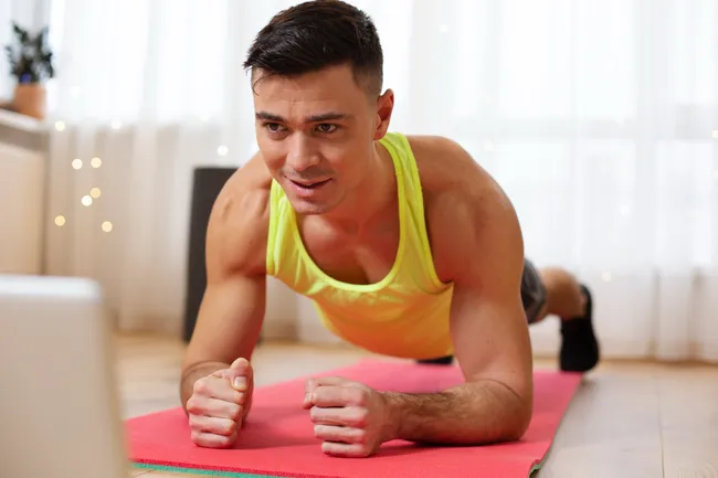 Избавься от живота без спортзала: 5-минутная тренировка для ленивого похудения дома