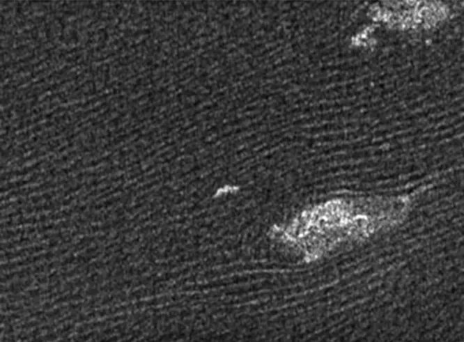 Пылевые шторма Титана. Хотя на Титане крупнейшем спутнике Сатурна мы не смогли бы дышать и тут же замёрзли, он всё равно остаётся похожим на Землю. На его поверхности астрономы обнаружили загадочные чёрные дюны, по какой-то причине вытянутые против предположительного движения ветра. Позже стало ясно, что они возникают благодаря мощнейшим штормам в верхнем слое атмосферы Титана.