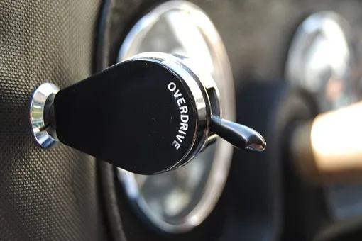 Помните ли вы кнопку overdrive? Почему ее больше нет в современных авто?