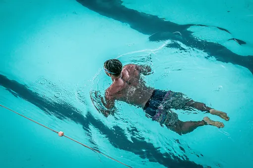 Почему силовые тренировки нужны всем мужчинам: как работает с железом олимпийский чемпион по плаванию Адам Пити