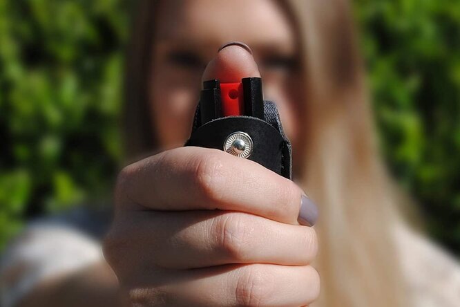 Как научить девушку самообороне?