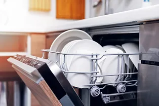 Что нельзя мыть в посудомоечной машине: проверьте, все ли вы делаете правильно