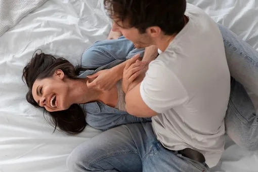 Почему щекотка возбуждает: этот лайфхак разнообразит вашу сексуальную жизнь