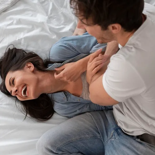 Почему щекотка возбуждает: этот лайфхак разнообразит вашу сексуальную жизнь