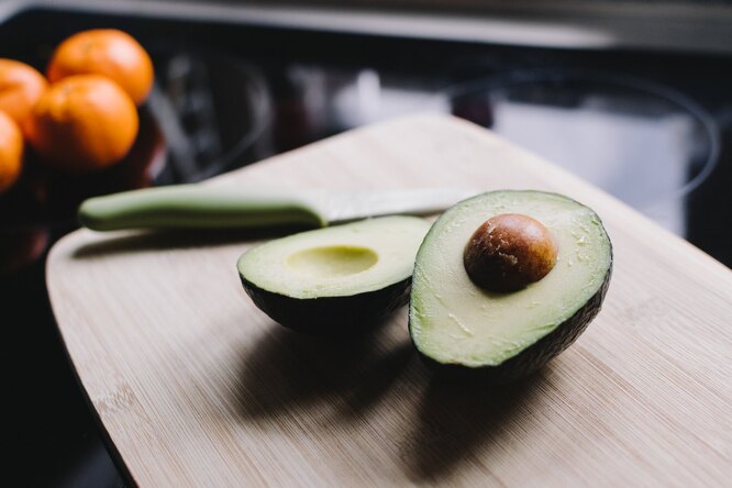 Мякоть авокадо можно также вытащить ложкой или аккуратно снять кожуру с помощью ножа и нарезать плод на кусочки.