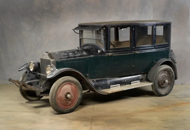 Gray-Dort. Одна из ранних канадских попыток настроить собственную автопромышленность. Компания существовала в Четеме (Онтарио) с 1915 по 1925 год и успела произвести порядка 26 000 автомобилей. Началась история с того, что производитель экипажей Уильям Грей купил лицензию на сборку американских автомобилей Dort, а потом перешёл к собственным моделям.