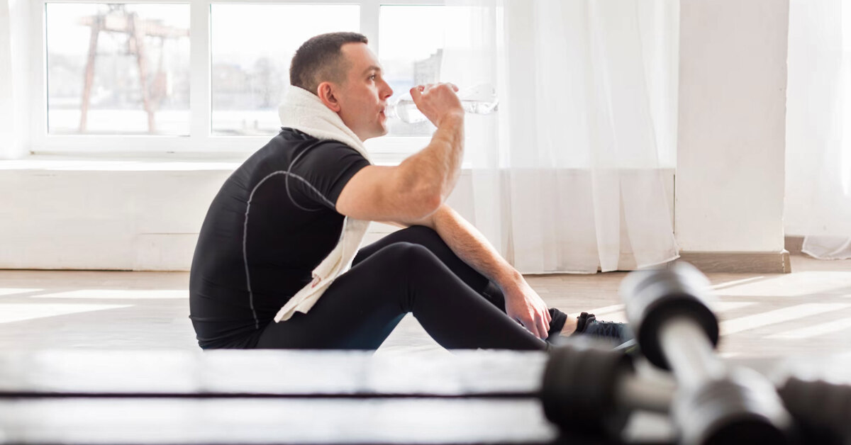 Можно потренировать. Домашние тренировки на диване. Exercise at Home. Exercising at Home man. Do morning exercises at Home man picture.