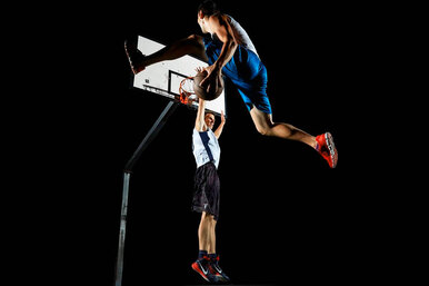 Как научиться забивать сверху в баскетболе: узнайте секреты хорошего прыжка от профессионального данкера