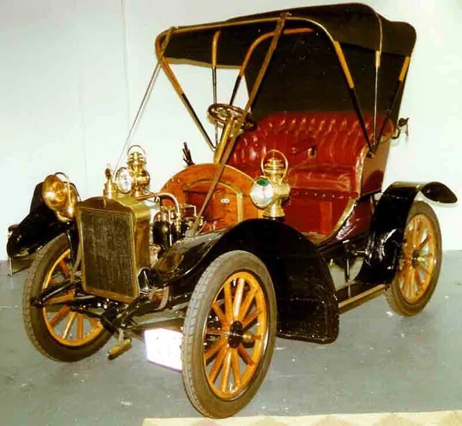 GEA (Gustaf Ericssons Automobilfabrik)   один из первых автозаводов в Швеции. Был основан в 1904 году в Стокгольме, а годом позже представил первую модель с 6-цилиндровым двигателем (двумя 3-цилиндровыми Fafnir по соседству). Для серийной, не гоночной машины такая мощь была нонсенсом. Модель получилась дорогой, заказов не было, и к 1909 году компания закрылась. На снимке   единственный экземпляр 1907 года.  