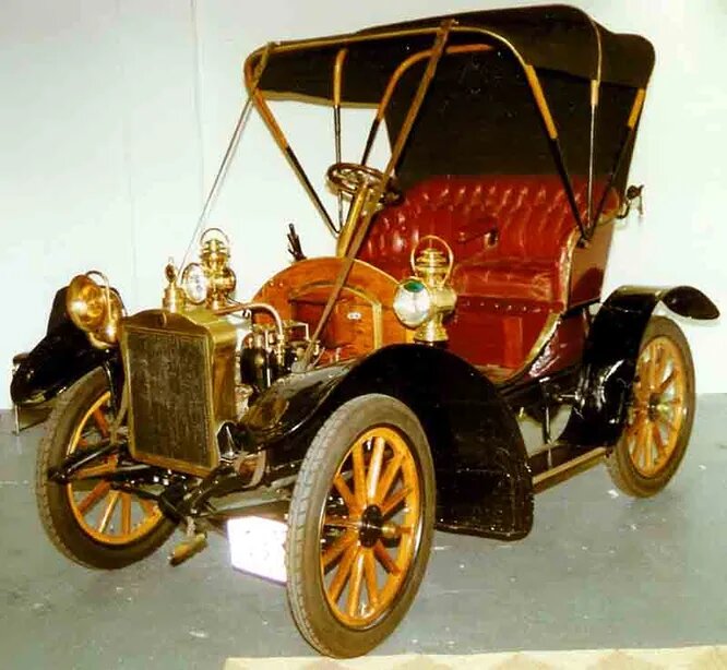 GEA (Gustaf Ericssons Automobilfabrik) один из первых автозаводов в Швеции. Был основан в 1904 году в Стокгольме, а годом позже представил первую модель с 6-цилиндровым двигателем (двумя 3-цилиндровыми Fafnir по соседству). Для серийной, не гоночной машины такая мощь была нонсенсом. Модель получилась дорогой, заказов не было, и к 1909 году компания закрылась. На снимке единственный экземпляр 1907 года.