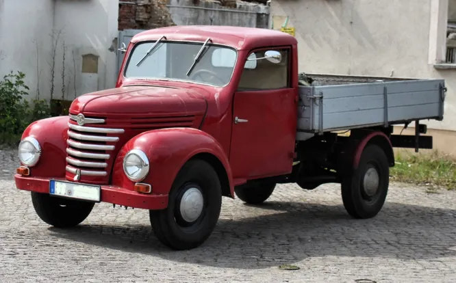 Framo. Инженер Йорген Расмуссен основал не только компанию DKW, но и в 1923 году Framo. Она строила сперва грузопассажирские трициклы, затем легковые автомобили, но самое большое распространение получили грузовички Framo V 901 (на снимке), поступившие на рынок в 1951 году. В 1957-м компания была ликвидирована.