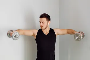 Как накачать широкие плечи без спортзала: 4 упражнения с гантелями для быстрого результата