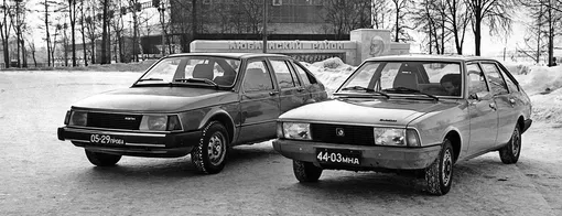Ранний прототип Москвича (слева) рядом с Simca