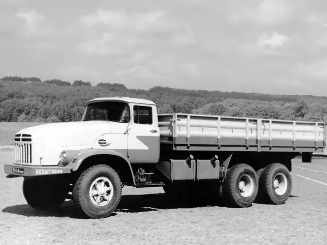 1961 год, опытный КрАЗ-250. На деле модель «250» пошла в серию совершенно в другом дизайне в 1978 году. Это самая первая попытка создать новое семейство на смену 222-м. Обратите внимание на округлую цельнометаллическую кабину.