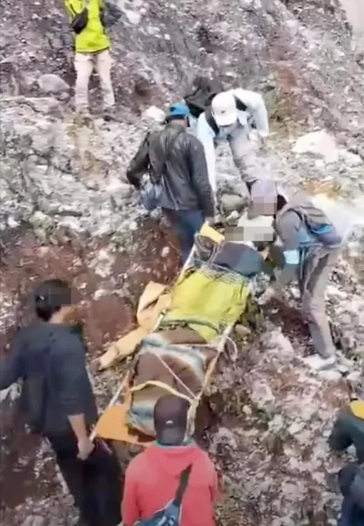 Спасатели доставали тело женщины из кратера вулкана более двух часов