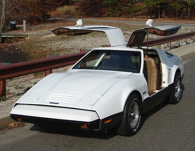 Bricklin. Чисто канадская марка, никаких GM. Существовала в 1974-1975 годах, была создана миллионером Малькольмом Бриклином для производства спорткаров и реализовывала единственную модель Bricklin SV-1 (на фото). После разорения фирмы несколько последних автомобилей из сохранившихся комплектующих были собраны в Огайо, США.7ОБСУДИТЬ