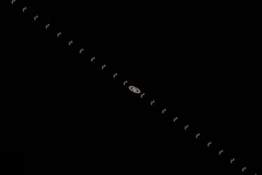 Как выглядит МКС на фоне Сатурна: уникальный снимок