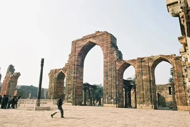 Железная колонна в Дели, воздвигнутая 1600 лет назад, безусловно, была создана по совершенно уникальной технологии. Её антикоррозийные свойства породили множество научных теорий и народных легенд.