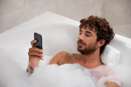 Правда ли, что смартфон может убить в ванной: реальный случай, от которого стынет кровь в жилах