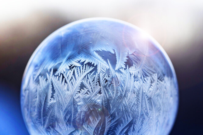 Россиянин показал, что происходит на морозе в -60°С с мыльными пузырями