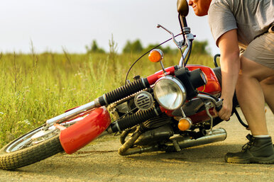 Как безопасно для спины поднять упавший мотоцикл