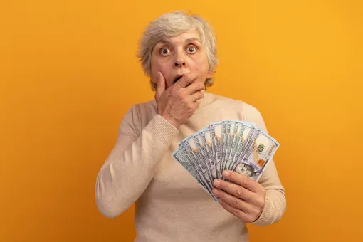 Российская пенсионерка перевела мошенникам 10 миллионов рублей: как защитить пожилых родственников от обмана?