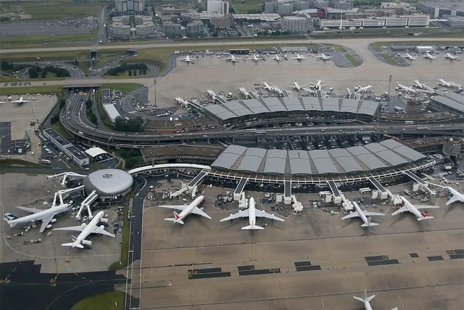 Шарль-де-Голль   аэропорт Парижа. Второй в Европе по пассажирской загруженности, восьмой в мире. Годовой пассажирооборот   63 миллиона человек. 