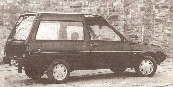 1990 год, ЗАЗ-1701. А как вам такая «Таврия»? Больше всего напоминает катафалк, хотя подразумевалось, что это компактный семейный универсал.
