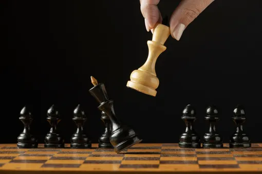 В шахматах соперники выполняют шаги по очереди. Ход может состоять из простого перемещения шахматной фигуры по доске, а может из взятия фигуры противника. При этом побежденная убирается с поля боя, а фигура, которая ее срубила, занимает освободившуюся клетку.
