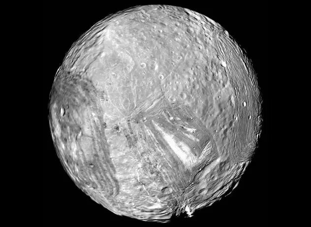 Миранда. От крупнейшего к малому, ведь Миранда   меньший из пяти крупных спутников Урана (всего их 27). Это место с крайне неровным рельефом, огромными утёсами и глубокими каньонами. Там отсутствует атмосфера, так что потребуется защита от радиоактивных частиц, выделяемых магнитосферой Урана. Зато под обильно покрывающим поверхность льдом, как и на Европе, может находиться жидкая вода.  