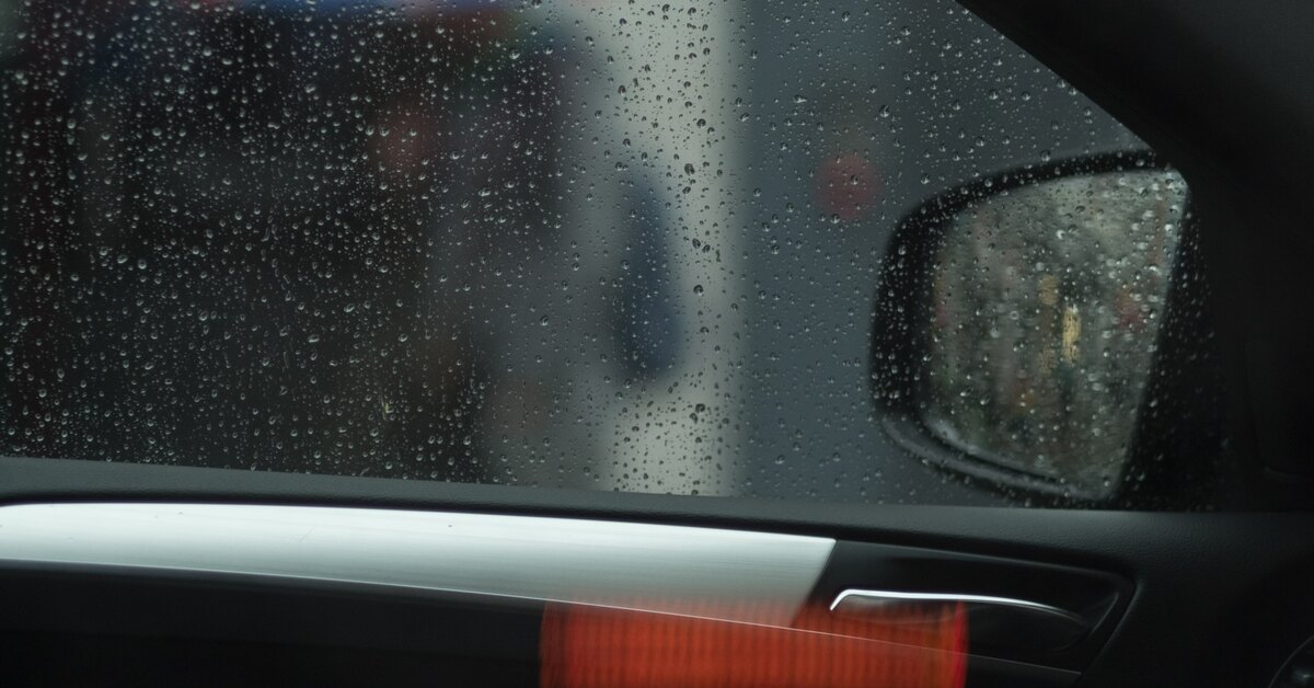 Что грозит водителю, который обрызгал пешехода из лужи: отвечает автоюрист