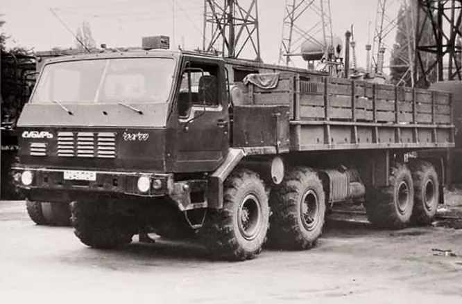 1989 год, КрАЗ-7Э6316 «Сибирь». Финальный аккорд проекта «Открытие», работа над семейством прекратилась с распадом СССР в 1991 году. Приятно, что один экземпляр этой модели сохранился, был отреставрирован и находится в автомобильном музее.