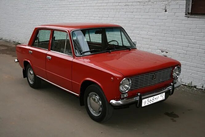 ВАЗ-2101 «Жигули» (СССР, 1970). Самая известная лицензионная версия. Впоследствии имела множество модификаций и переработанных версий, имевших нумерацию от 2102 (с кузовом «универсал») до 2107, выпущенной в 1982 году. Последние «вазо-фиаты» сошли с конвейера в 2014 году в Египте; помимо того, они собирались на Украине уже после распада Союза. Был самым массовым советским автомобилем, суммарное количество модификаций и версий превышало сотню.