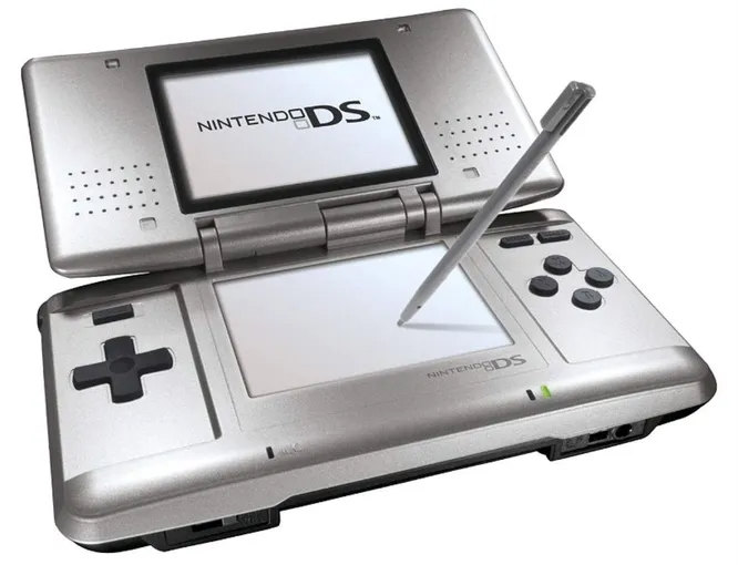 Дополнительные экраны   штука далеко не новая. Компания Nintendo выпустила консоль с двойным экраном ещё в 2004 году, но мода на них появилась только сейчас. Два и более экранов могут существенно расширить возможности геймера/ 