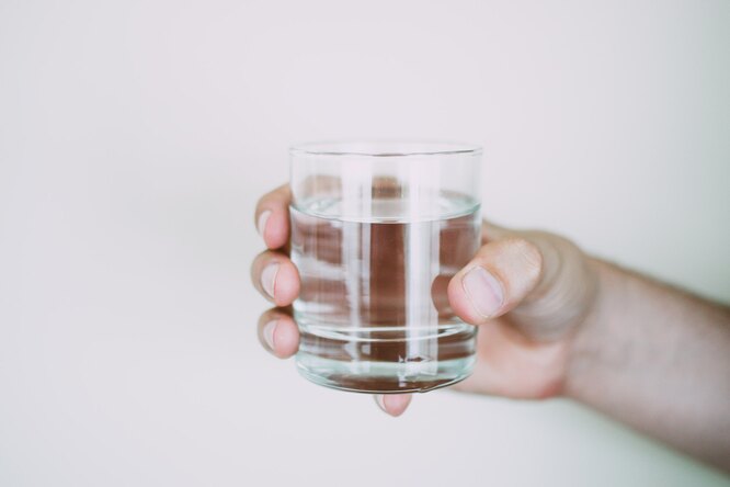 Что будет с телом, если пить мало воды: попробуйте угадать неочевидный признак этого, а после узнайте точный ответ