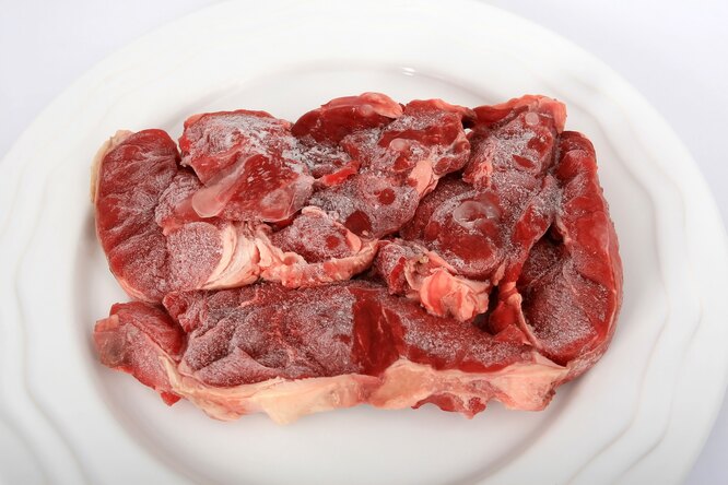 Почему опасно размораживать мясо в микроволновке