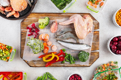 Какие продукты стоит хранить в морозилке, а не в холодильнике?