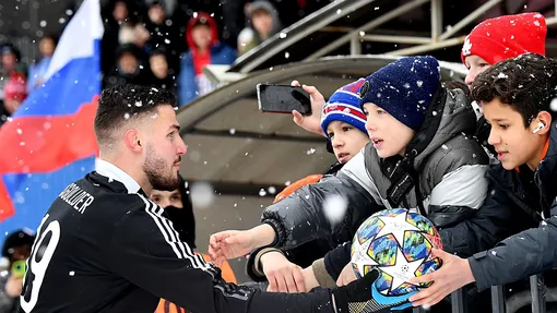 Игрок футбольной команды «Амкал» Алексей Гасилин общается с болельщиками