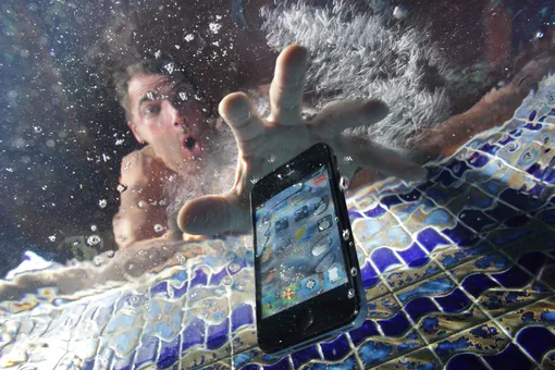 Что делать, если смартфон упал в воду