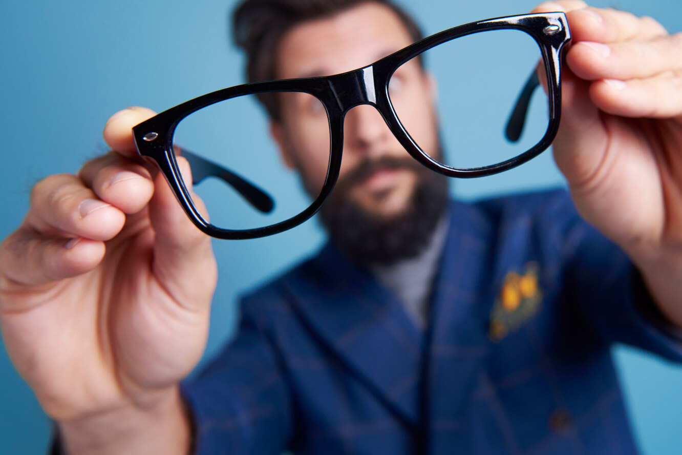 Человека с нарушением зрения называют. Человек в очках. Нарушение зрения. Реклама очков для зрения. Плохое зрение.