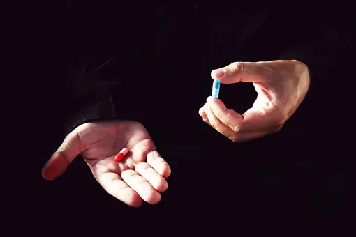 Киану Ривз рассказал, как «украл» красную таблетку из «Матрицы»: у него целая коллекция со съемок!