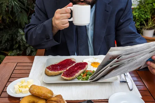Умеете ли вы завтракать правильно: 3 простых правила для бодрого начала дня, которые мало кто соблюдает