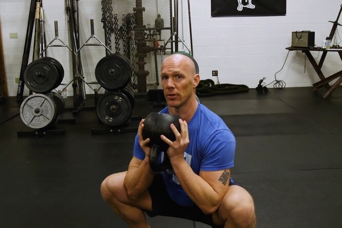 Как выполнять кубковое приседание советы от Дэна Джона известного изобретателя