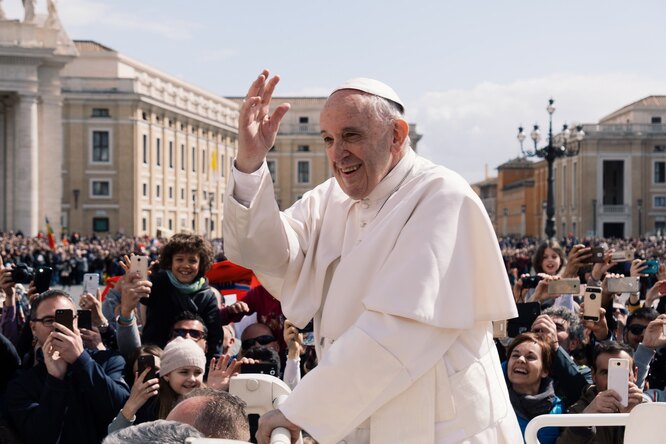 «Вам нет спасения»: папа римский Франциск подшутил над священниками из Бразилии