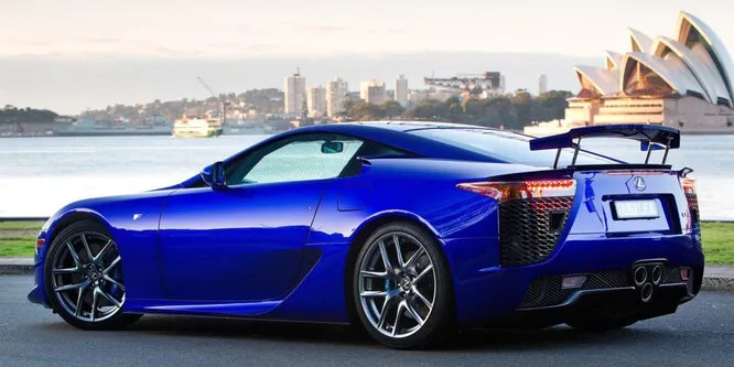2012 Lexus LFA. Даже через четыре года после дебюта Lexus LFA воспринимается как счастливая случайность. С чего бы рссчётливым прагматикам из Toyota вкладывать огромные деньги в разработку суперкара под брендом больших автомобилей класса люкс? Не иначе как поймав вирус гениального безумия.