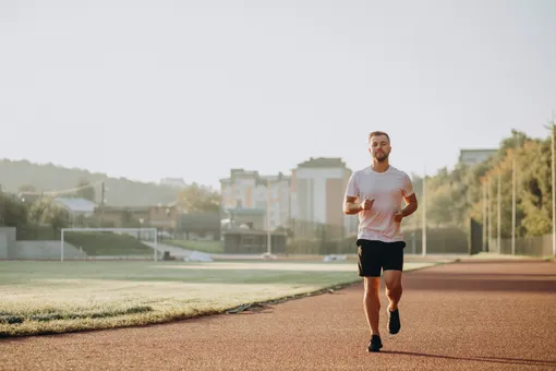 Чтобы правильно подобрать нагрузку перед началом ежедневного бега, вводите новую привычку постепенно. Первое время тренируйтесь несколько дней в неделю, увеличивайте дистанцию плавно и внимательно наблюдайте за своим состоянием. Для начала можно бегать каждый день утром по 10 минут, чередуя бег с ходьбой. Это позволит адаптироваться к физической активности и ввести новую полезную привычку.