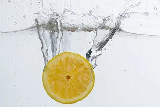 3 причины выпивать стакан воды с лимоном натощак