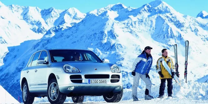 2004 Porsche Cayenne. Сегодня внедорожники от производителей спорткаров обычное дело, но в 2004-м это было неожиданно. Porsche Cayenne была чем-то невообразимым. Бизнес-аналитики рвали на себе волосы, но продажи говорили сами за себя.