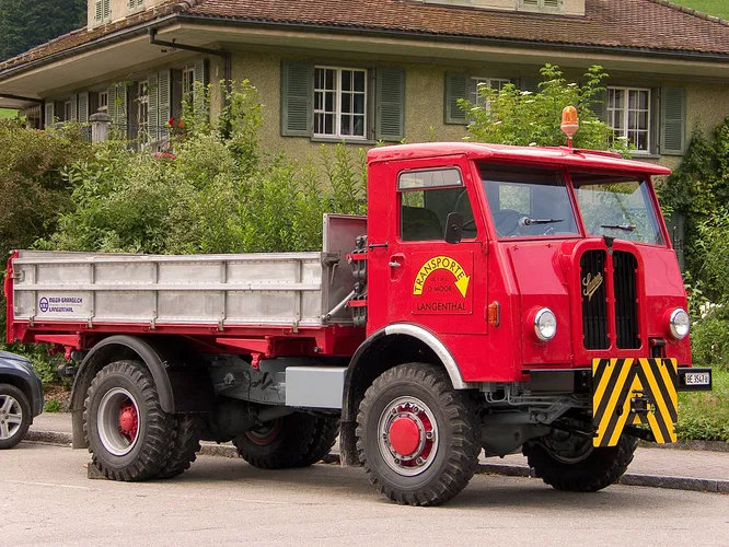 Saurer некогда один из крупнейших в Европе автозаводов, изготовлявший самолёты, грузовики, автобусы и военную технику под брендами Saurer и Berna. Машиностроением компания занималась с 1903 по 1982 год, а ныне, как ни странно, делает текстиль. На снимке классика Saurer 5 CM (1951).